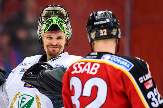 Färjestads målvakt Justin Pogge ler åt Luleås Lennart