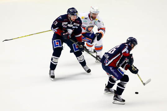 Linköpings Niklas Fogström med pucken