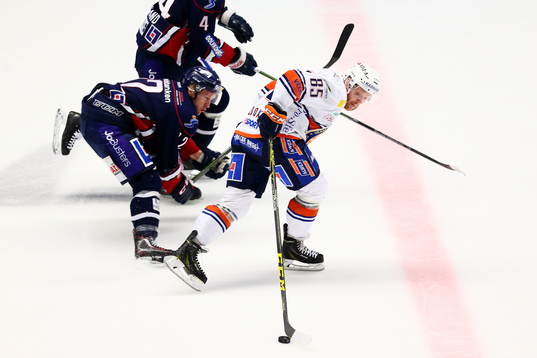 Växjös Liam Reddox med Linköpings Sebastian Karlsson