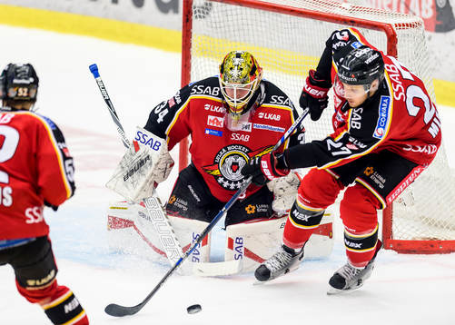 Luleås Brendan Mikkelson med pucken framför målvakt Joel