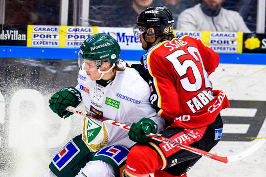 Luleås Karl Fabricius tacklar Färjestads Joakim Nygård