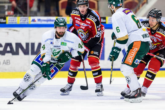 Färjestads Milan Gulas med pucken