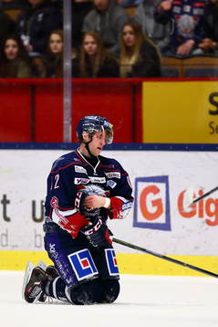 Linköpings Sebastian Karlsson blöder