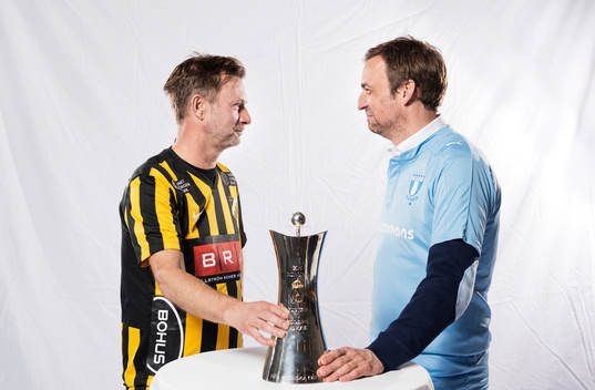 s tränare Allan Kuhn med Gustaf VI Adolfs pokal som delas