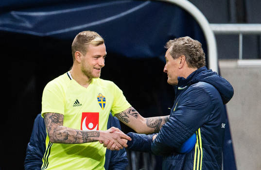 John Guidetti hälsar på förbundskapten Erik Hamrén