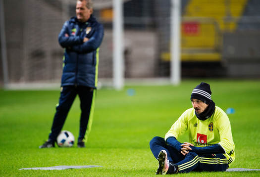Zlatan Ibrahimovic framför förbundskapten Erik Hamrén
