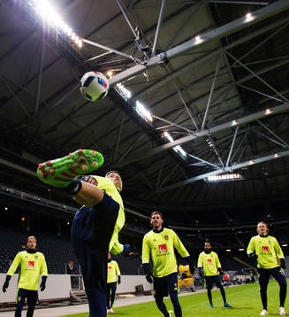 Mikael Lustig tar ner bollen