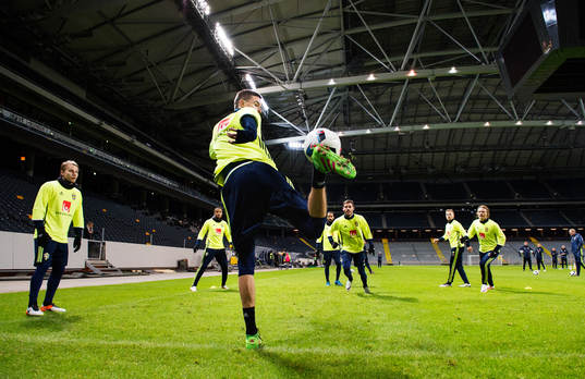 Mikael Lustig tar ner bollen