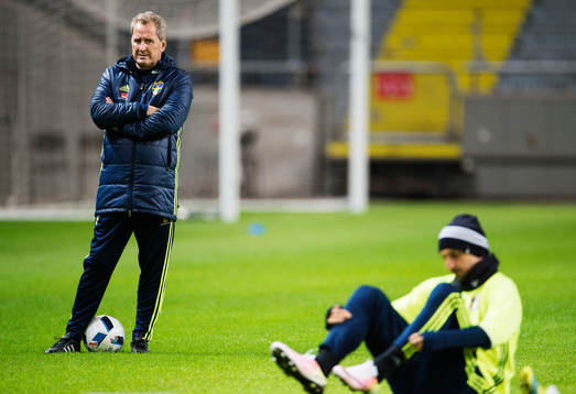 Förbundskapten Erik Hamrén blickar mot Zlatan Ibrahimovic