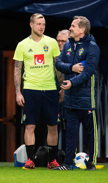 John Guidetti i samtal med förbundskapten Erik Hamrén