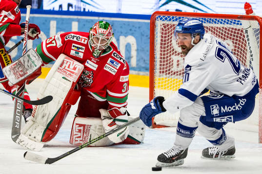 Modos målvakt Adam Reideborn  i ishockeymatchen i kvalet