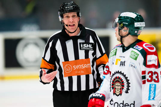 Domare Morgan Johansson samtalar med Frölundas Elias Fälth