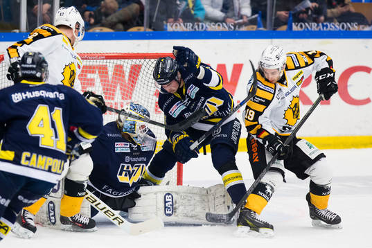 s målvakt Fredrik Pettersson-Wentzel mellan HV71:s Adam