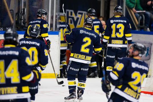 s Kristofer Berglund lämnar isen