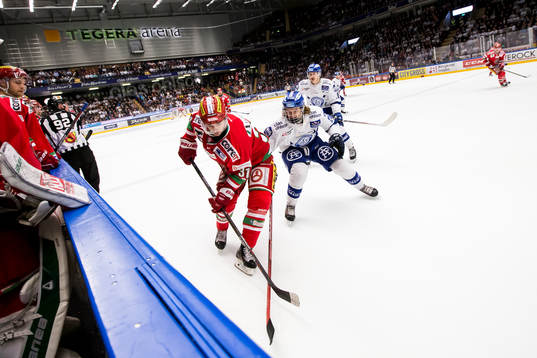 Leksands Tom Hedberg jagar Modos Gustav Possler   i