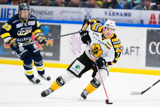 s Lias Andersson jagar Skellefteås Niclas Burström