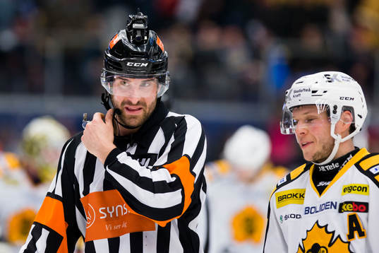 Domare Mikael Sjöqvist och Skellefteås Erik Forssell i