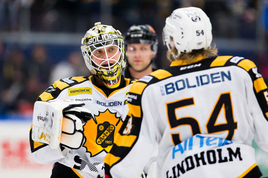 Skellefteås målvakt Markus Svensson pratar med