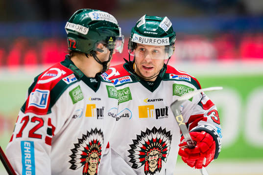 Frölundas Elias Fälth samtalar med Patrik Carlsson