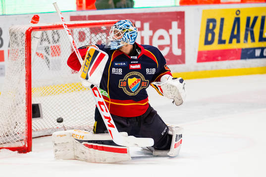Djurgårdens målvakt Mantas Armalis ser pucken gå i mål