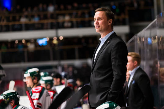 Frölundas tränare Roger Rönnberg ser glad ut