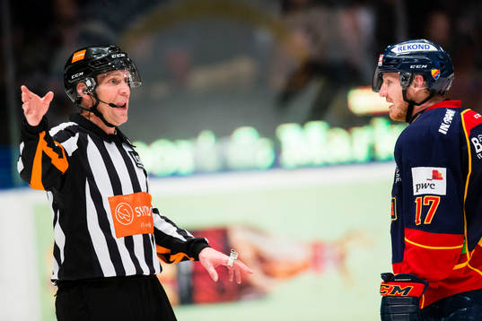 Domare Morgan Johansson samtalar med Djurgårdens Henrik