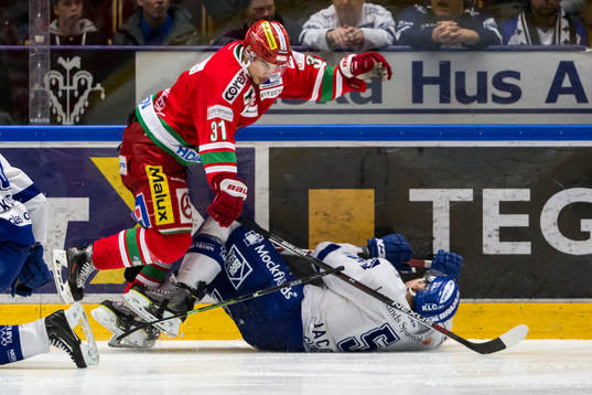 Modos Gustav Possler  tacklar Leksands Robin Jacobsson  i