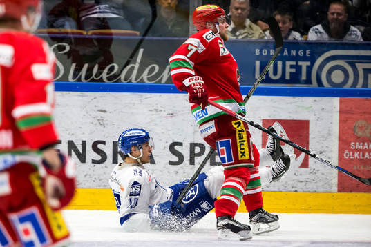 Leksands Jon Knuts faller bakom Modos Niklas Torp  i