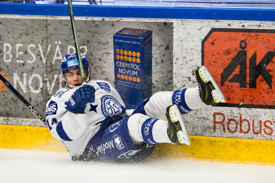 Leksands Oskar Lang faller i ishockeymatchen i kvalet  till