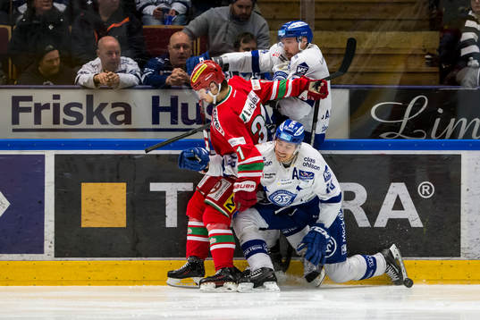 Modos Gustav Possler  stoppar Leksands Robin Jacobsson och