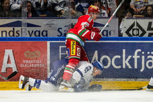 Modos Emil Djuse tacklar Johan Porsberger  i