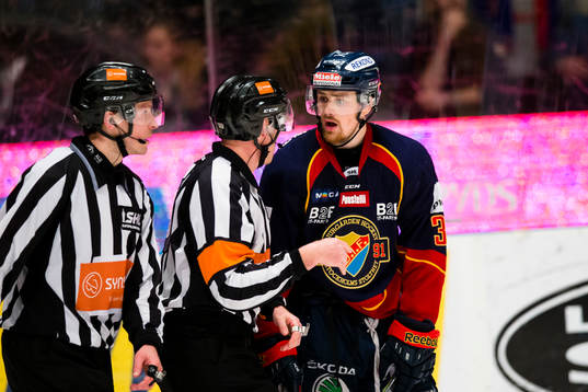 Djurgårdens Daniel Brodin samtalar med domare Linus Öhlund