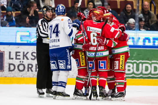 Leksands Jonas Frögren bredvid jublande Modo spelare i
