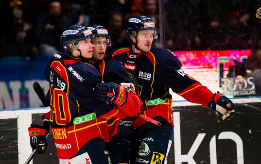 Djurgårdens Robin Alvarez (m) gör 1-2 och firar med