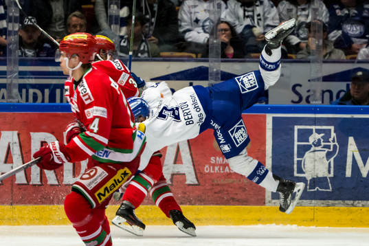 Leksands Daniel Bertov tacklas av Modos Gustav Possler   i