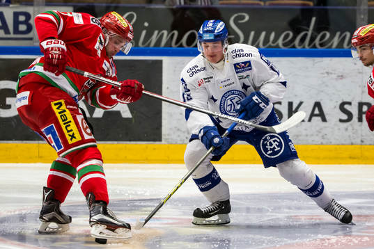 Leksands Johan Porsberger i kamp om pucken med Modos Niklas