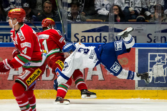 Leksands Daniel Bertov tacklas av Modos Gustav Possler   i