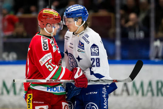 Modos Emil Djuse och Leksands Anton Karlsson i diskussion i