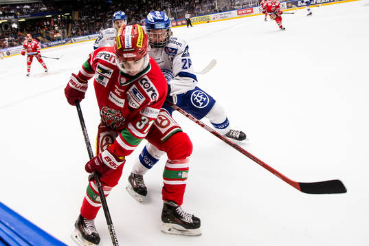 Modos Gustav Possler  jagas av Leksands Tom Hedberg  i