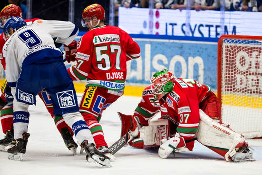 Modos målvakt Adam Reideborn bakom Modos Emil Djuse och