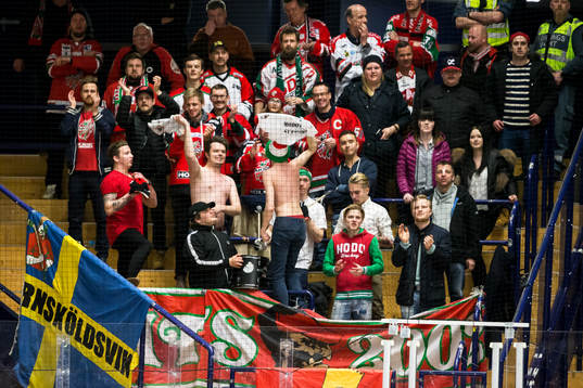 Modos fansen jublar