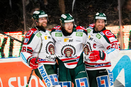 Frölundas Anton Axelsson (m) gör 1-3 och firar med
