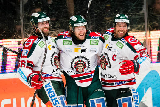 a vänster) gör 1-3 och firar med Christoffer Persson (v),