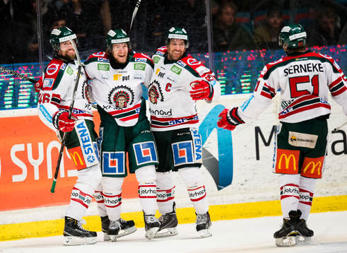 a vänster) gör 1-3 och firar med Christoffer Persson (v),