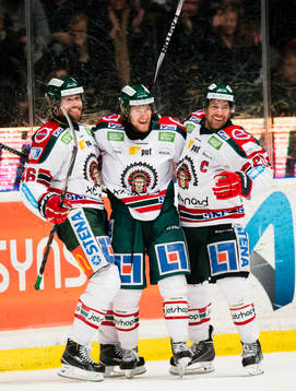 a vänster) gör 1-3 och firar med Christoffer Persson (v),