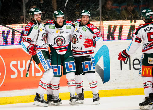 a vänster) gör 1-3 och firar med Christoffer Persson (v),