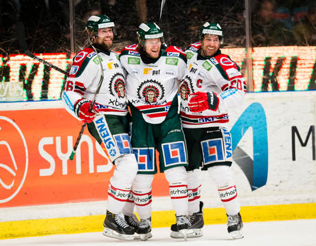 Frölundas Anton Axelsson (m) gör 1-3 och firar med