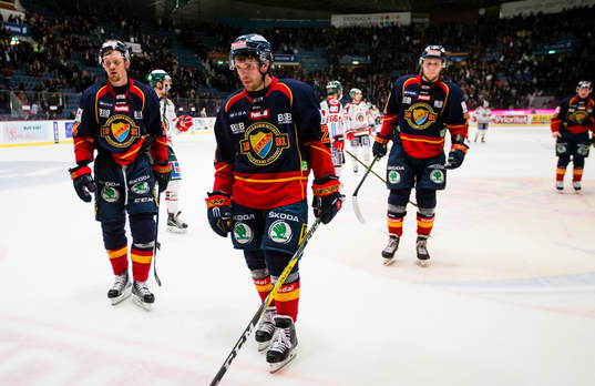 Djurgårdens Matt Anderson (närmast i bild) ser deppig ut
