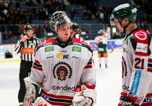 Frölundas målvakt Lars Johansson samtalar med Christoffer