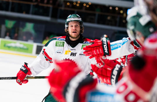 Frölundas Anton Axelsson gör 1-3 och firar med spelarna i